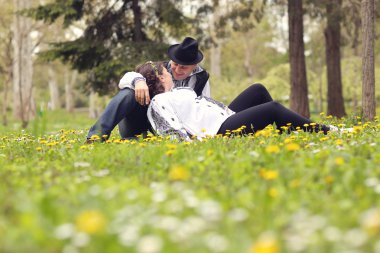 Mutlu ve genç hamile çift doğada kucaklayan