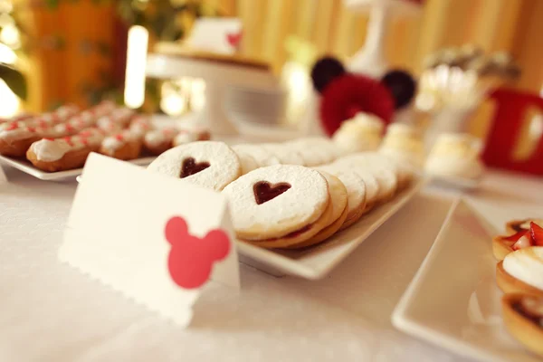 Un buffet di caramelle con un'ampia varietà di caramelle — Foto Stock