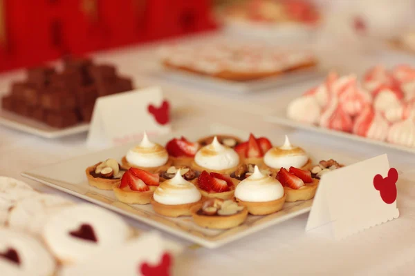 Um buffet de doces com uma grande variedade de doces — Fotografia de Stock