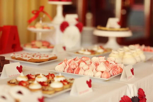 Un buffet de dulces con una amplia variedad de dulces — Foto de Stock