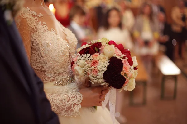 Bride holding beautiful bouquet on wedding day — Stock Photo, Image