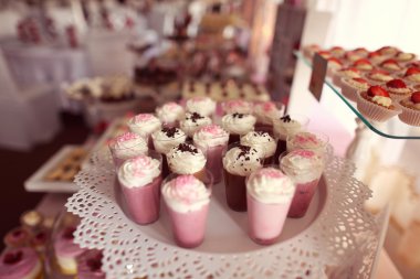 Bir şeker büfesi ile çok çeşitli şekerler