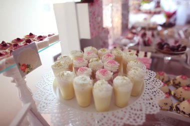 Bir şeker büfesi ile çok çeşitli şekerler