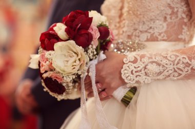 elinde güzel bir gelin buketi gelin