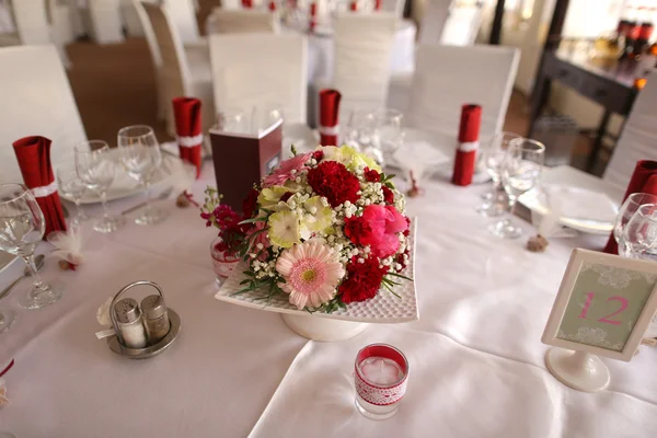 Красивое украшение цветов на свадебном столе — стоковое фото