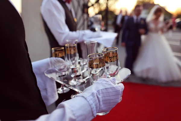 Garçom servindo copos de champanhe — Fotografia de Stock