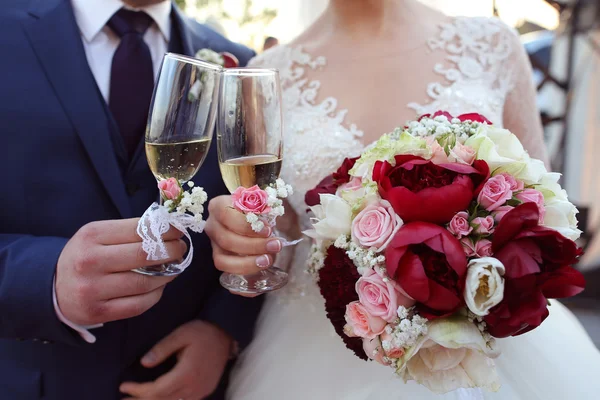 Casal nupcial brindar copos de champanhe — Fotografia de Stock