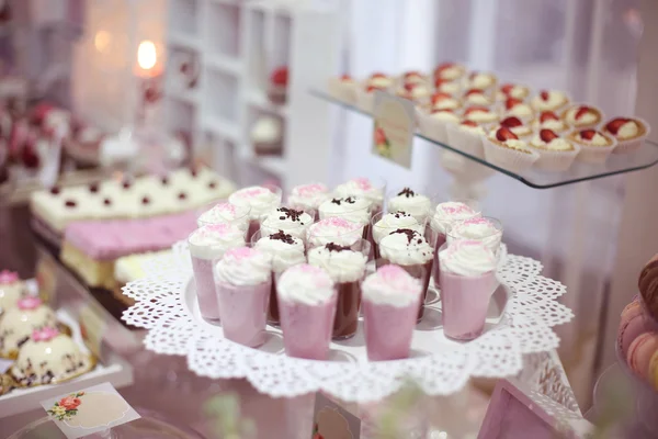 Een candy buffet met een grote verscheidenheid van snoepjes — Stockfoto