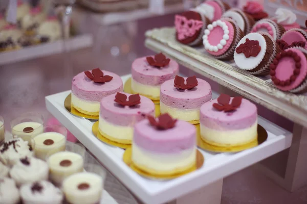 Un buffet de bonbons avec une grande variété de bonbons — Photo