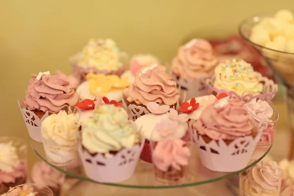 Un buffet de dulces con una amplia variedad de dulces —  Fotos de Stock