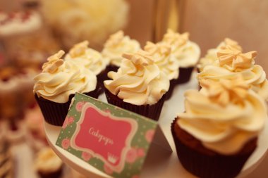 Lezzetli kek çikolata standında üzerinde