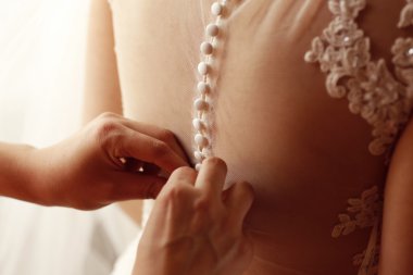 Nedime gelinin elbise ile yardım