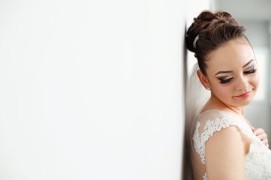 Yanındaki beyaz duvar poz güzel gelin