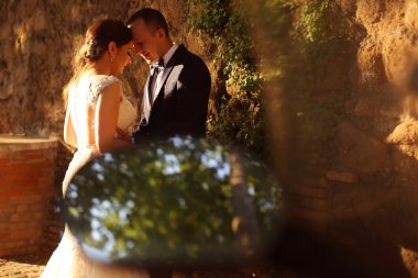 Açık havada gün batımında kucaklayan güzel gelin Çift