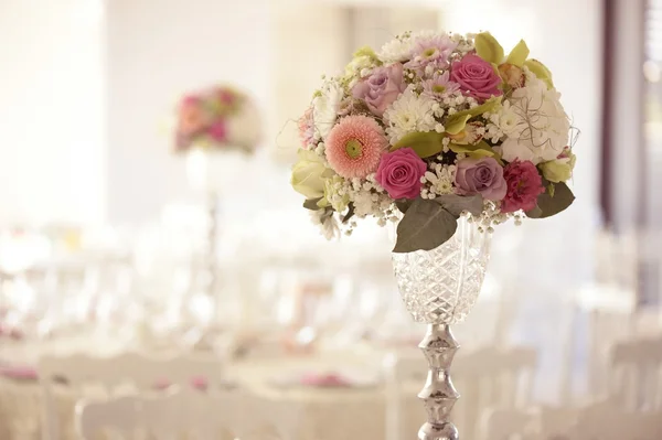 Beautiful flower decoration on wedding table — Stock Photo, Image