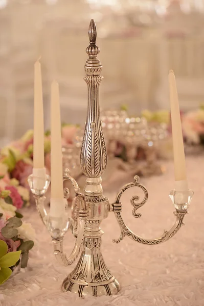 Kerzenständer auf elegantem Esstisch — Stockfoto