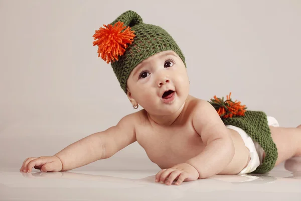 Schattig klein babymeisje met gebreide winter hoed op geïsoleerde achtergrond — Stockfoto