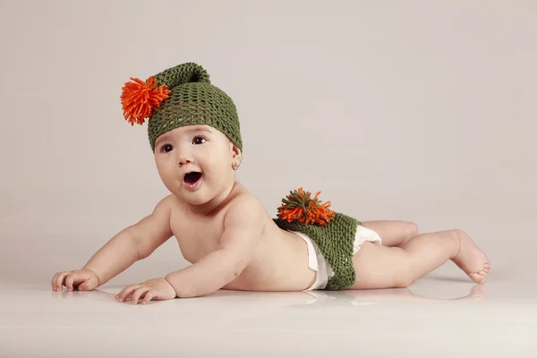 Schattig klein babymeisje met gebreide winter hoed op geïsoleerde achtergrond — Stockfoto