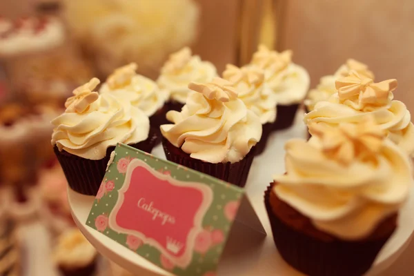 Delicious cupcakes on stand at candy bar — Stock Photo, Image