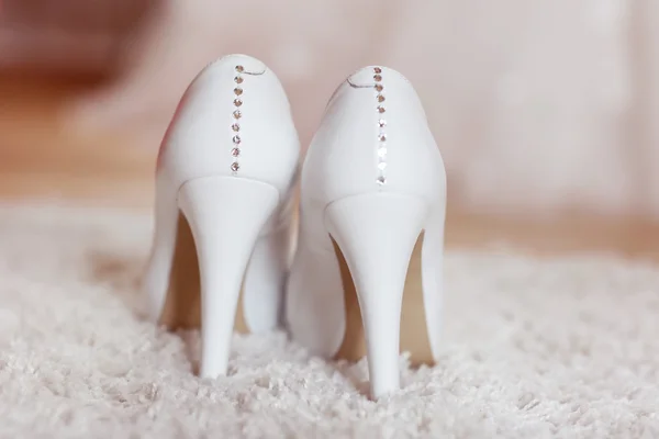 Elegantes zapatos de novia en alfombra — Foto de Stock