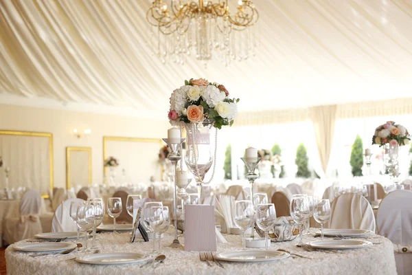 Elegant bröllop bord med blomma dekoration — Stockfoto
