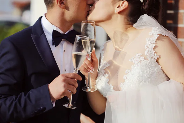 Hermosa pareja de novias celebrando con una copa de champán — Foto de Stock