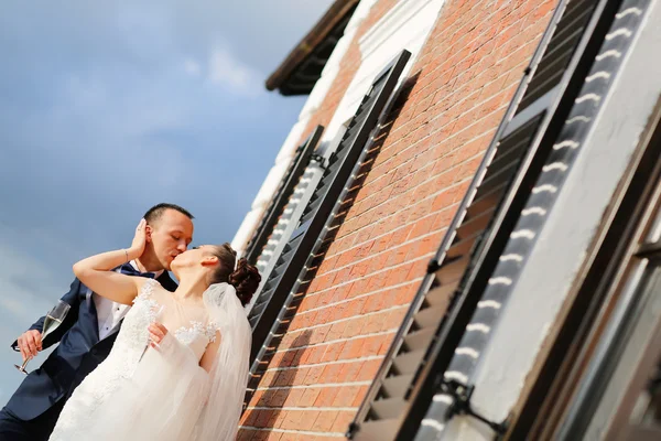 Hermosa pareja de novias celebrando con una copa de champán — Foto de Stock