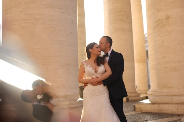 Vackra brudparet embracing i gamla staden — Stockfoto