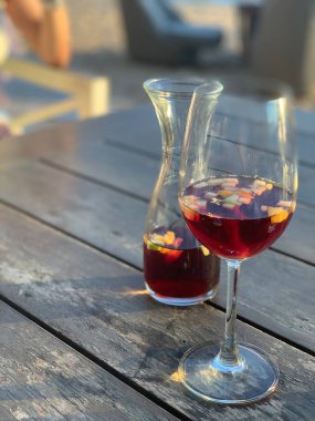 Pattaya 'da günbatımında şarap bardağı