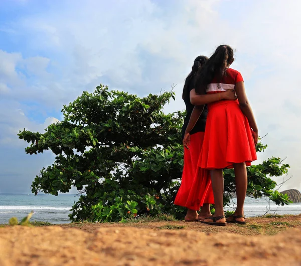Abraçando Mãe Filha Nas Margens Oceano Índico Olhe Para Água Fotos De Bancos De Imagens Sem Royalties