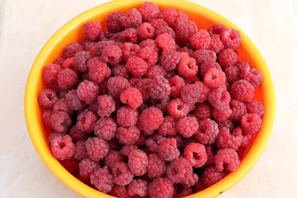 Foto Jugosas Frambuesas Maduras Recipiente Amarillo Sobre Mesa Concepto Nutrición — Foto de Stock