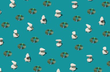 Retro joystick, cd ve turkuaz arka plan deseni.