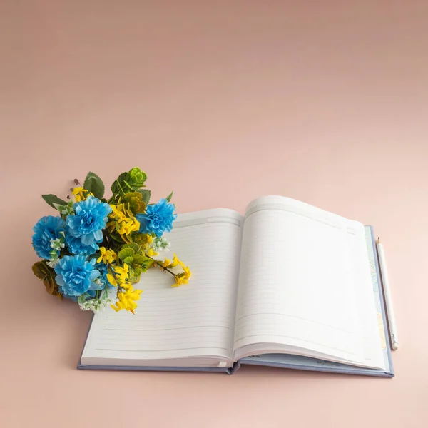 Σημειωματάριο Μολύβι Και Ανοιξιάτικο Λουλούδι Στο Παστέλ Φόντο Μικροσκοπική Ιδέα Φωτογραφία Αρχείου