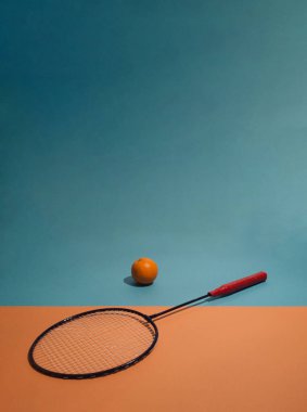 Raket ve portakallı kompozisyon. Asgari biçim.