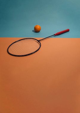 Raket ve portakallı kompozisyon. Asgari biçim.
