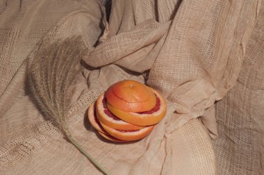 Bitki örtüsünün üzerinde dilimlenmiş greyfurt..