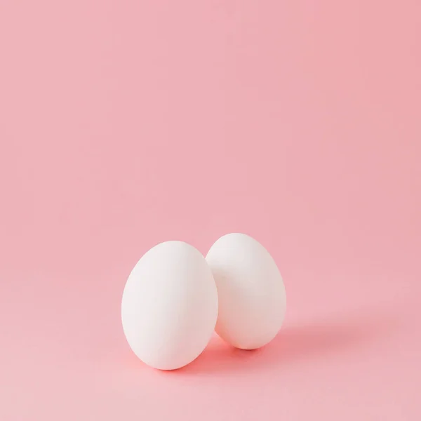 Minimalist Concept Πασχαλινά Λευκά Αυγά Αντίθεση Ροζ Φόντο Εικόνα Αρχείου