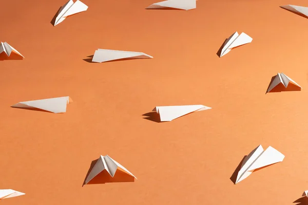 Aviões Papel Branco Fundo Pastel Origami Simples — Fotografia de Stock