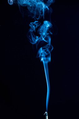 Siyah üzerine ipeksi gerçek duman. 