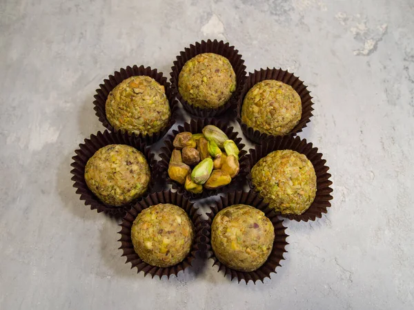 Lezzetli çikolatalı fıstıklı mantar ve fındık. Şekerler ortasında fıstık olan bir daire oluşturur..