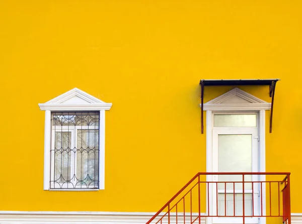 Facciata Dell Edificio Cui Una Porta Ingresso Bianca Una Finestra — Foto Stock