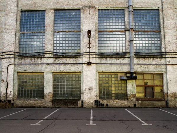 Fassade Einer Alten Verlassenen Fabrik Leeres Industriegebiet Ein Grünes Backsteingebäude — Stockfoto