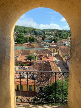 Şehrin eski tarihi kısmının en üst manzarası, kiremit çatılı eski renkli evler.
