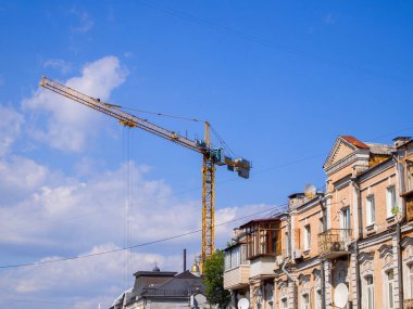 Şehrin tarihi bölgesinde sarı inşaat vinci var. Eski şehirde yeni modern evler inşa etme süreci.