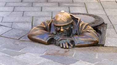 Tarihi şehir merkezinde tesisatçı için bronz bir anıt bulunmaktadır. Bratislava, Slovakya - Eylül 2019