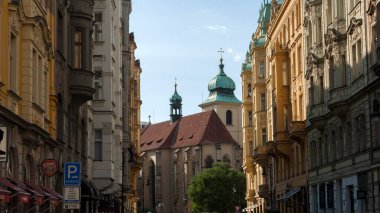 Tipik şehir merkezi caddesi. Prag, Çek Cumhuriyeti - Ağustos 2018