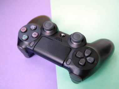 Sony Playstation 4 konsolu için parlak bir arka planda Siyah Denetleyici Sony Dualshock. Kyiv, Ukrayna - Ağustos 2019