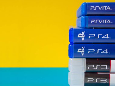 Farklı Sone Playstation konsolları (PS Vita, PS4, PS3) için diskleri olan bir yığın kutu. Kyiv, Ukrayna - Ağustos 2019