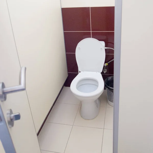 Tuvaleti Gören Açık Kapı Kare Biçimi — Stok fotoğraf