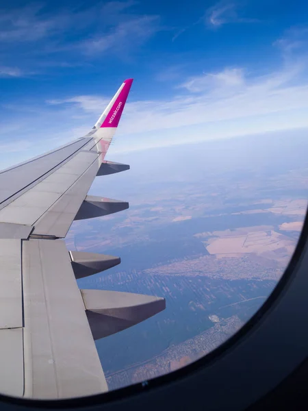 Güneşli bir günde uçak penceresinden görüntü. Bratislava, Slovakya - Eylül 2019